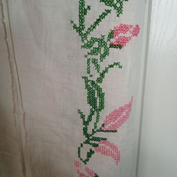 Vintage Pink Rose Embroidered Chabby Chic Square Table Cloth 48 X 48 - Picture 3 of 9